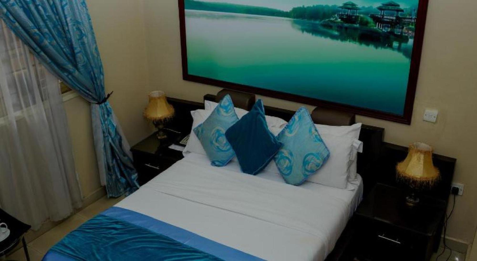 Room In Lodge - Apartment Royale Hotel-3 Bd Apartment Ikeja Exteriör bild